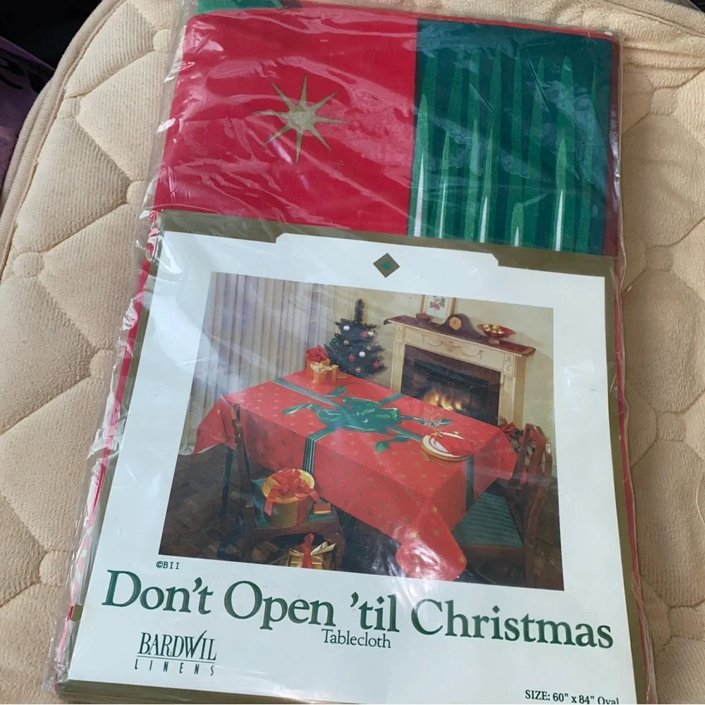 Vintage Bardwil Tablecloth 60”x84” Oval Christmas Bow Gift Print Dead‎ stock NEW